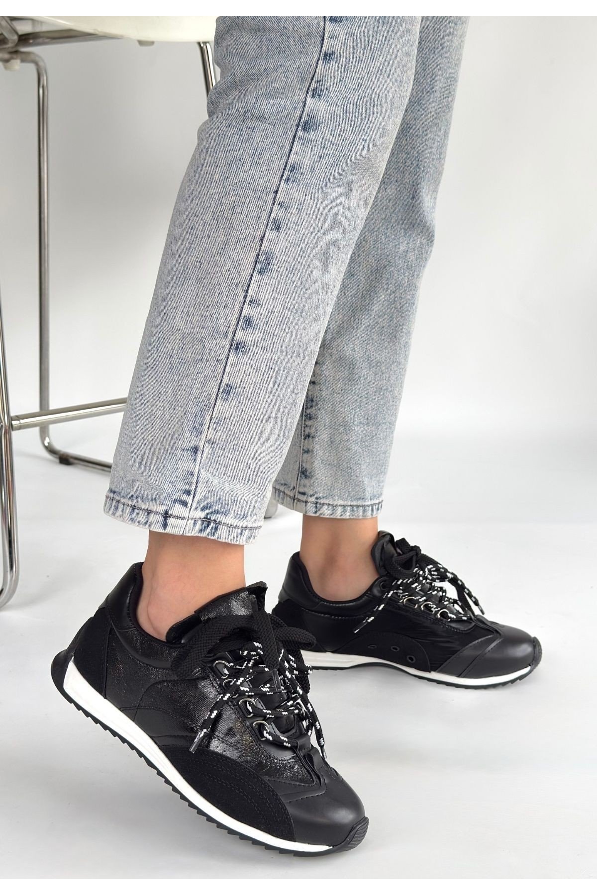 Kadın Sneaker Siyah Cilt Bağcıklı Günlük Spor Ayakkabı Paraşüt Detaylı
