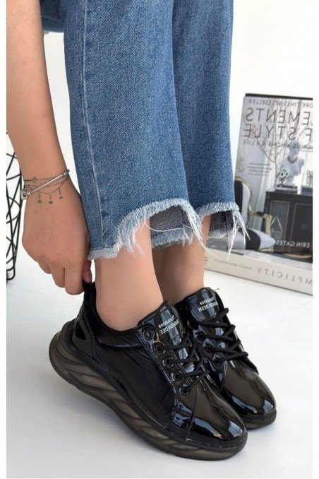 Piona Siyah Rugan Spor Bayan Ayakkabısı – Gri Tabanlı Konforlu ve Şık Tasarım