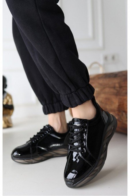 Piona Siyah Rugan Spor Bayan Ayakkabısı – Gri Tabanlı Konforlu ve Şık Tasarım