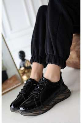 Piona Siyah Rugan Spor Bayan Ayakkabısı – Gri Tabanlı Konforlu ve Şık Tasarım