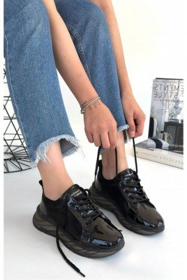 Piona Siyah Rugan Spor Bayan Ayakkabısı – Gri Tabanlı Konforlu ve Şık Tasarım