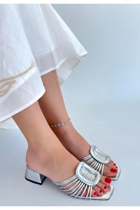 Anca Gümüş Rugan Topuklu Terlik