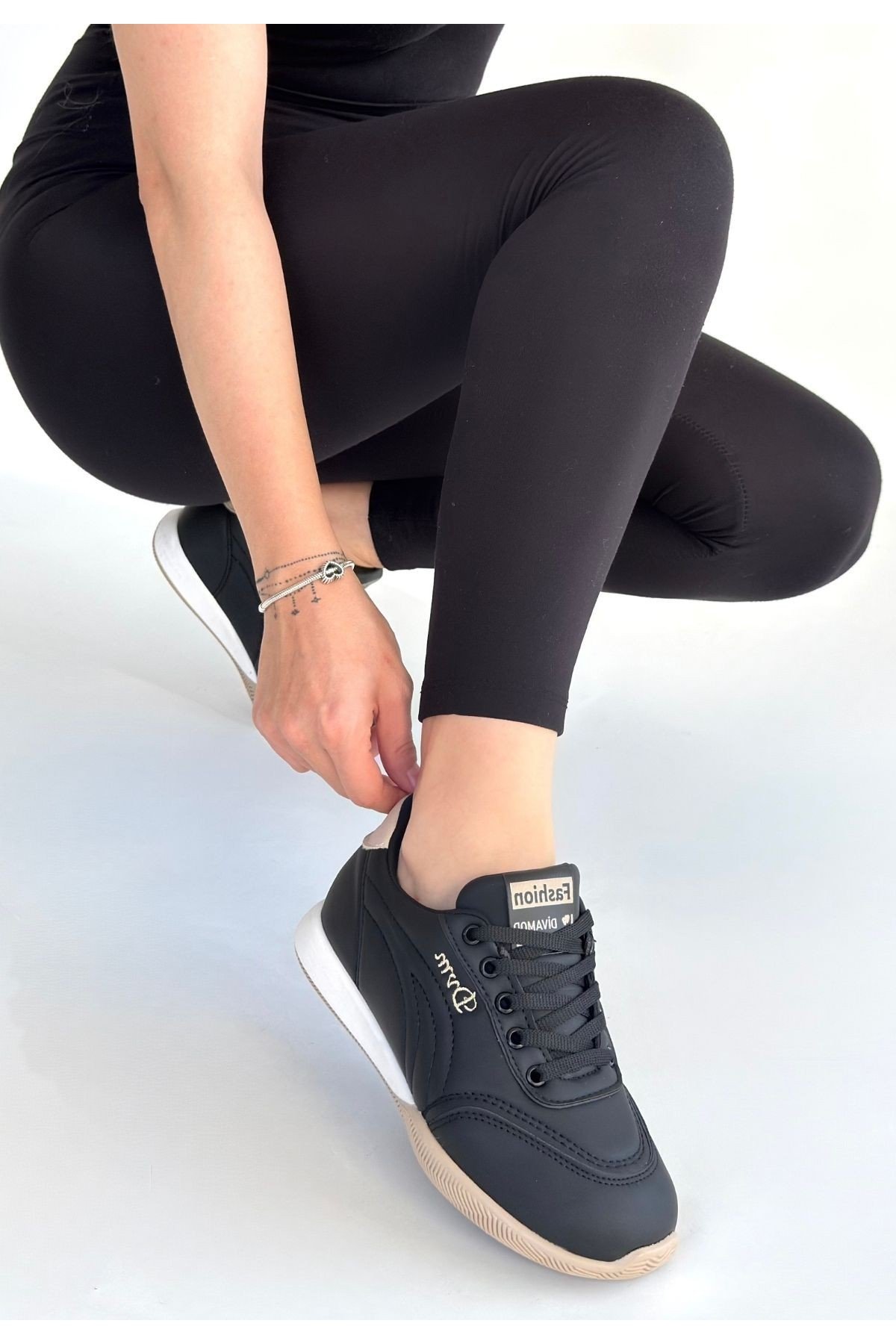 Kadın Sneaker Siyah Cilt Bağcıklı Günlük Spor Ayakkabı Kadın Sneaker Siyah Cilt Bağcıklı Günlük Spor Ayakkabı