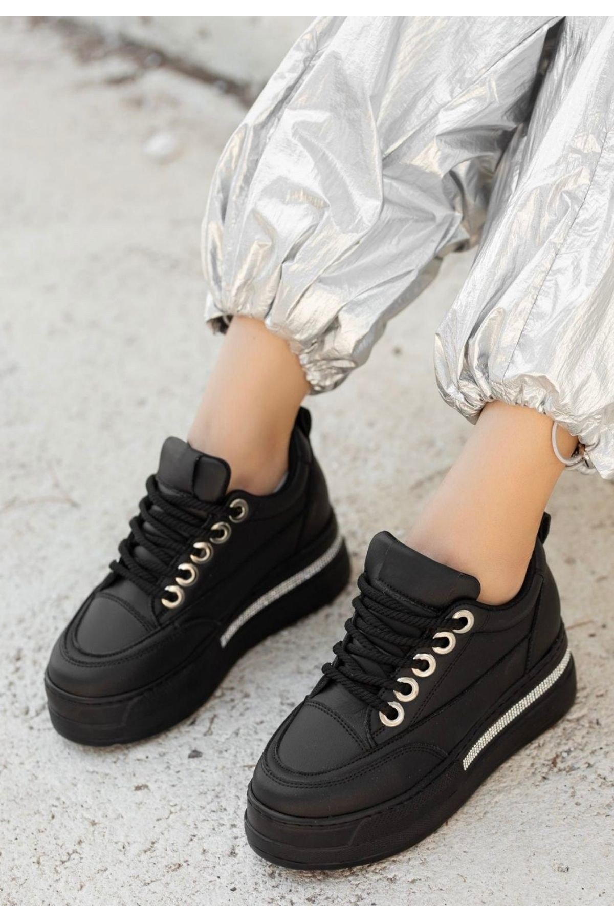 Kadın Sneaker Siyah Cilt Bağcıklı Günlük Spor Ayakkabı