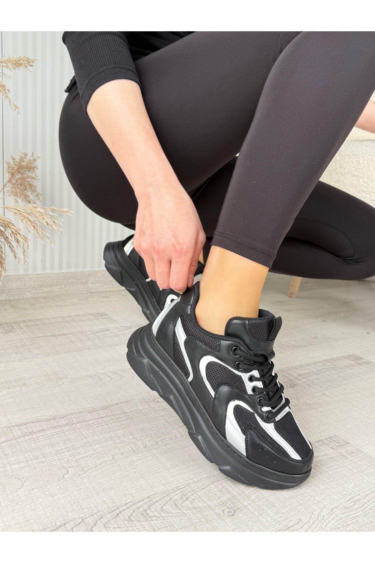 Kadın Sneaker Siyah Cilt Bağcıklı Günlük Spor Ayakkabı