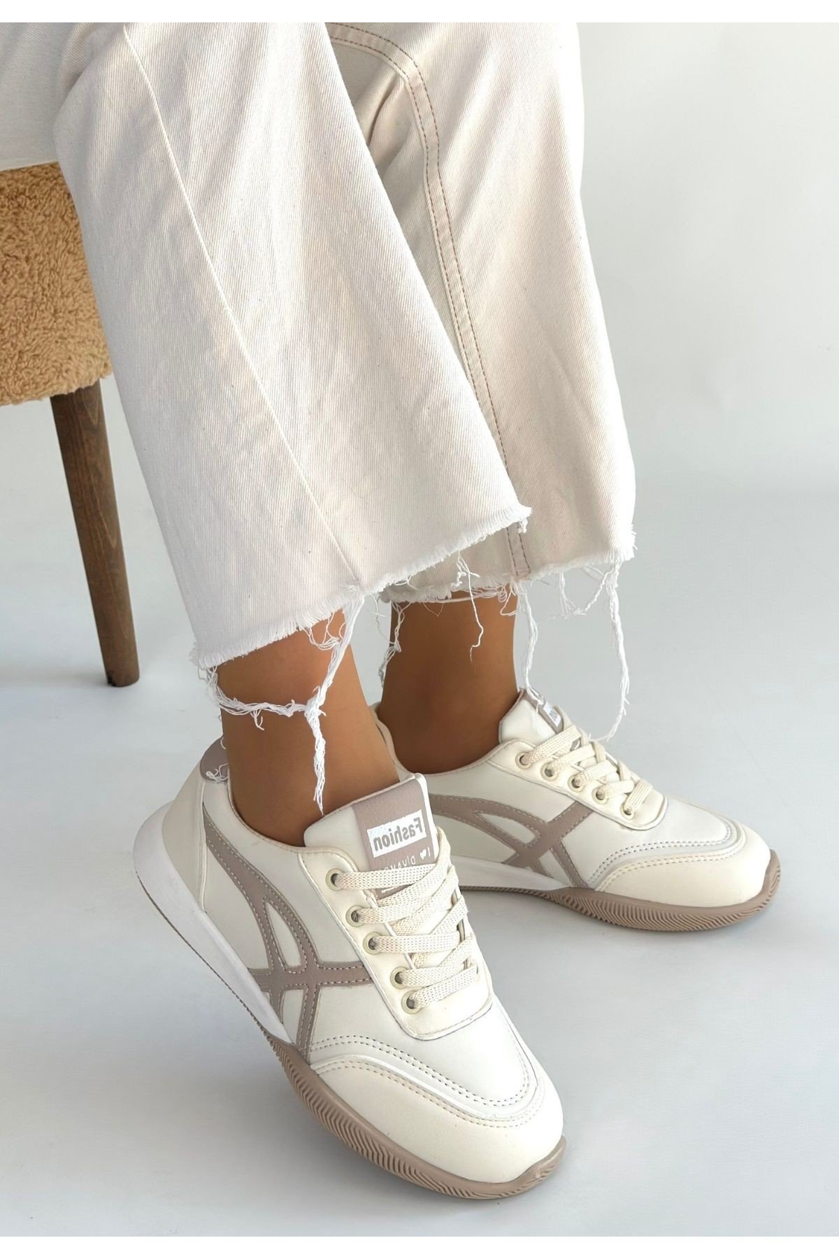 Kadın Sneaker Bej Cilt Bağcıklı Günlük Spor Ayakkabı Kadın Sneaker Bej Cilt Bağcıklı Günlük Spor Ayakkabı