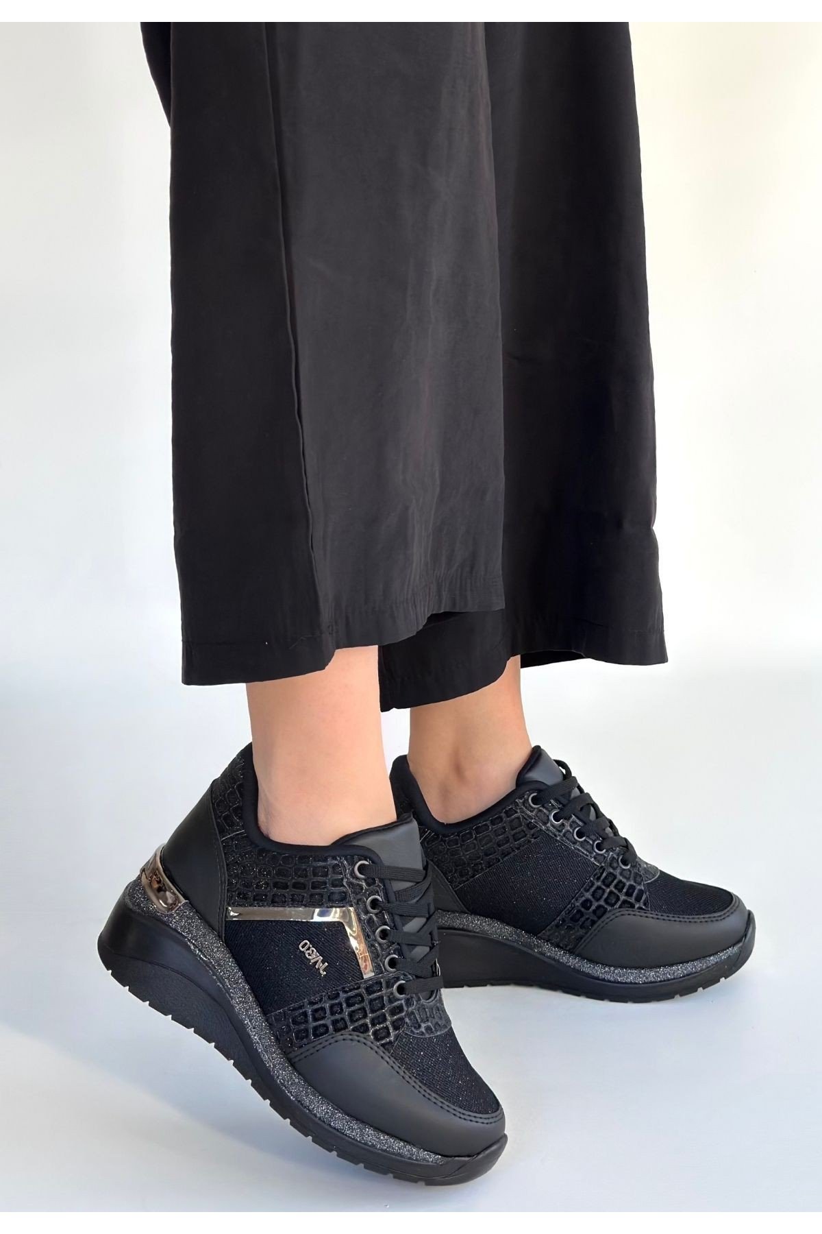 Kadın Sneaker Siyah Cilt Bağcıklı Günlük Spor Ayakkabı Kadın Sneaker Siyah Cilt Bağcıklı Günlük Spor Ayakkabı